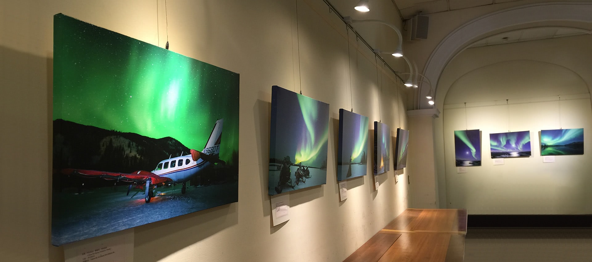 攝影展現場，作品輸出成畫布無框畫掛在畫軌上